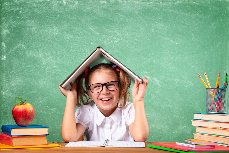 有趣的学生在教室里做瑜伽运动