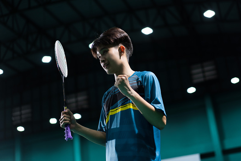 亚洲羽毛球运动员很高兴他赢得了比赛