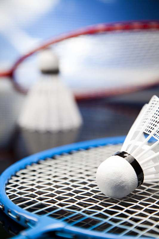 用羽毛球拍拍毽子