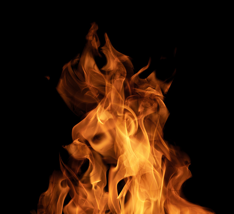 火焰橙黄色，黑色上明亮的火花