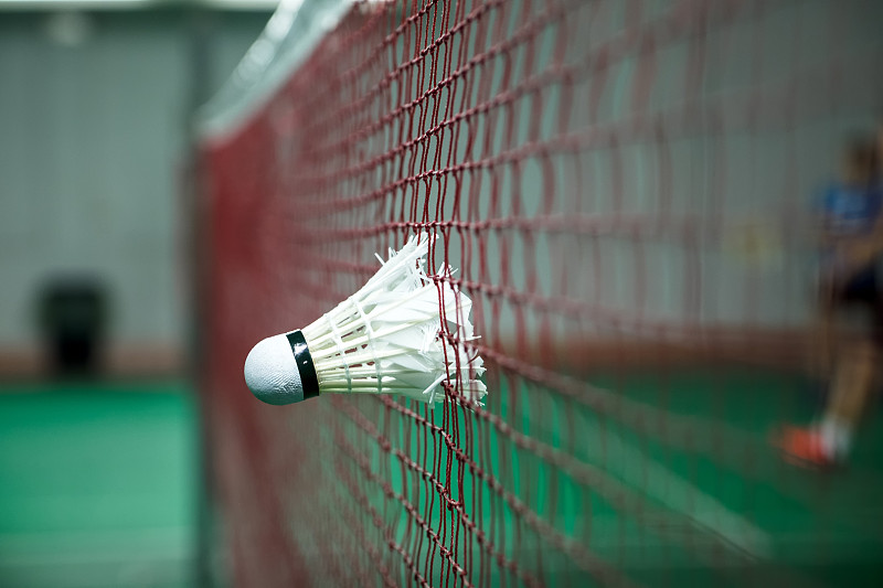 羽毛球在羽毛球场上打在网上