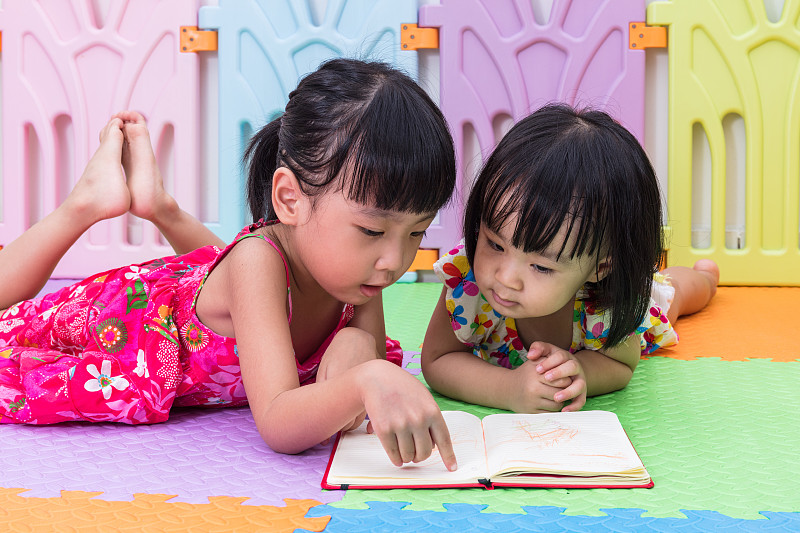 亚洲华人的小妹妹们躺在地板上看书