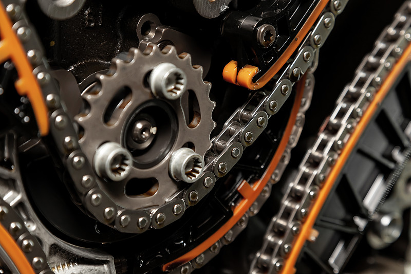 齿轮、链传动轴在输送机上、皮带在生产线上。汽车正时链条，发动机张力器。工业滚子链，技术具有选择性重点。团队合作在办公室，业务。