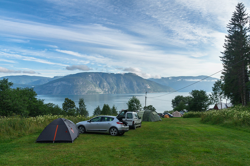 有汽车和帐篷的峡湾露营区