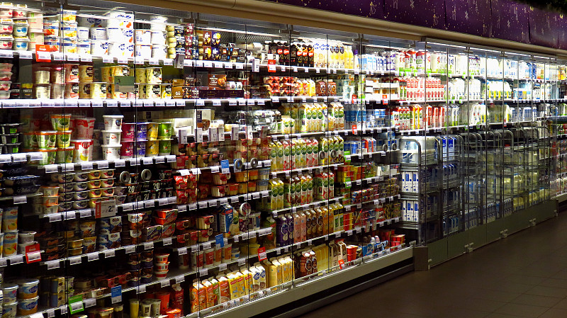 超级市场的大型乳制品部