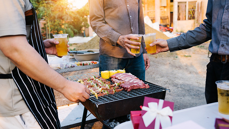 朋友和烧烤聚会时，会举着塑料啤酒杯庆祝新年。