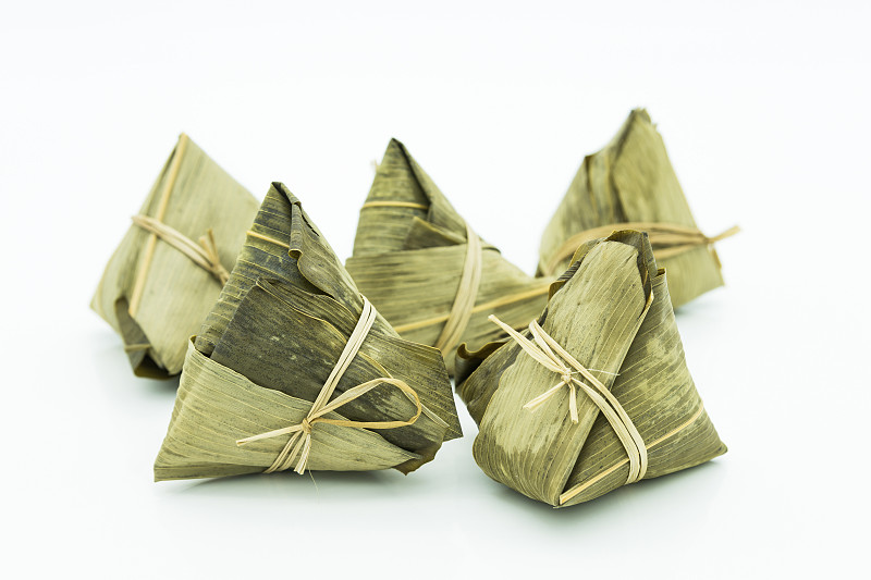 粽子(粽子)的特写，这是一种传统的中国米饭，用糯米填充不同的馅料，并用芦苇叶包裹。