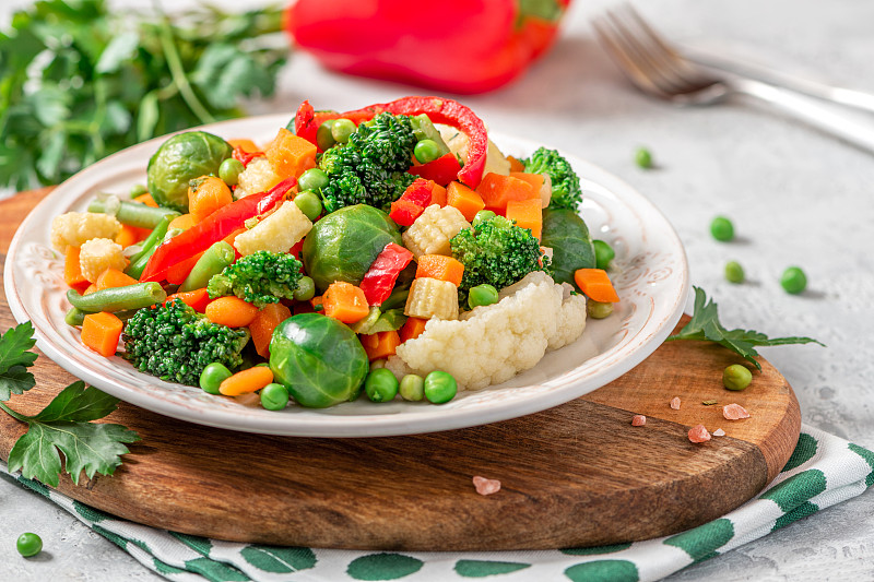 在上桌的陶瓷盘子里混合了炖蔬菜。