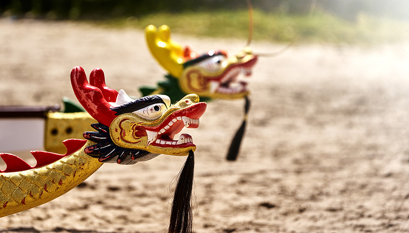 黑、红、金三色木雕龙首，龙首上有下巴须，有选择地对焦