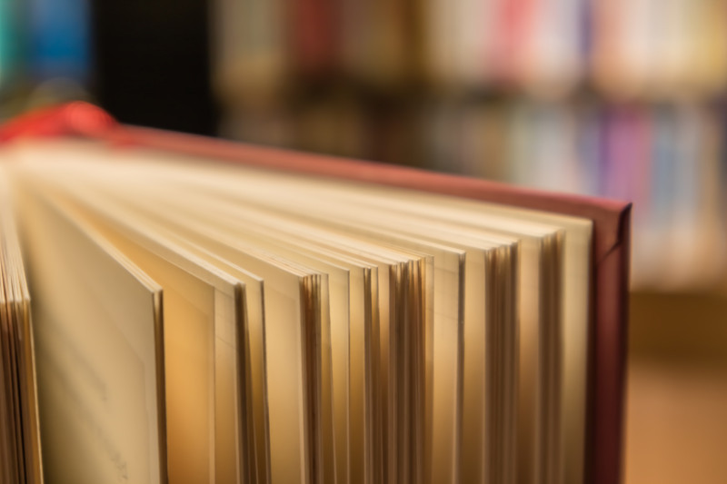 图书馆里一本打开的书