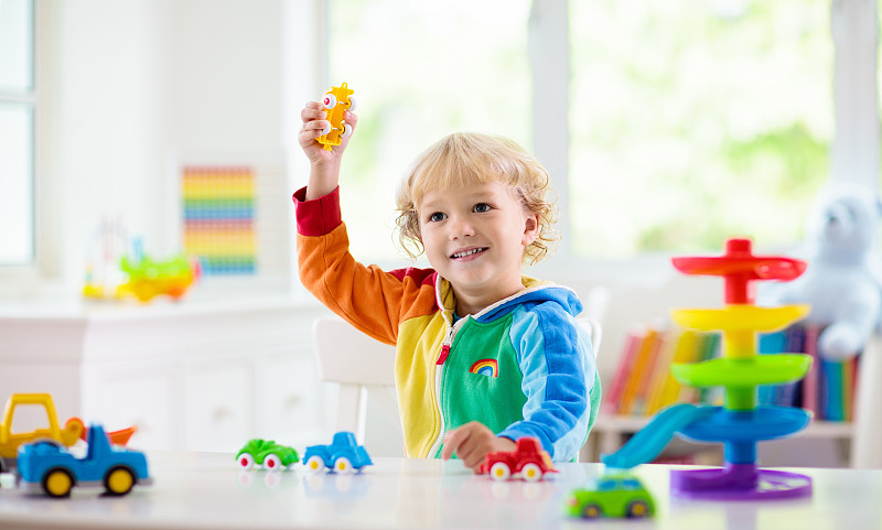 男孩玩玩具车。孩子的玩具。孩子和汽车