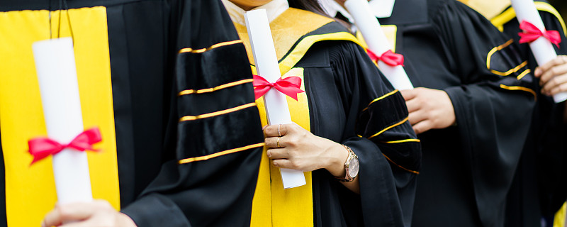 一组毕业学生肖像。