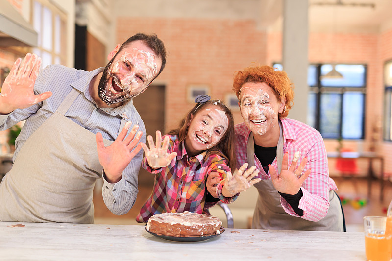 家庭庆祝和有乐趣的生日蛋糕