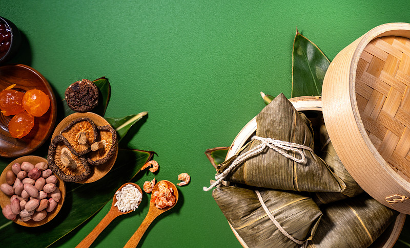 特写，复制空间，俯视图，平铺。著名的亚洲中国美味手工食品在端午节，蒸饺形状像金字塔的原料