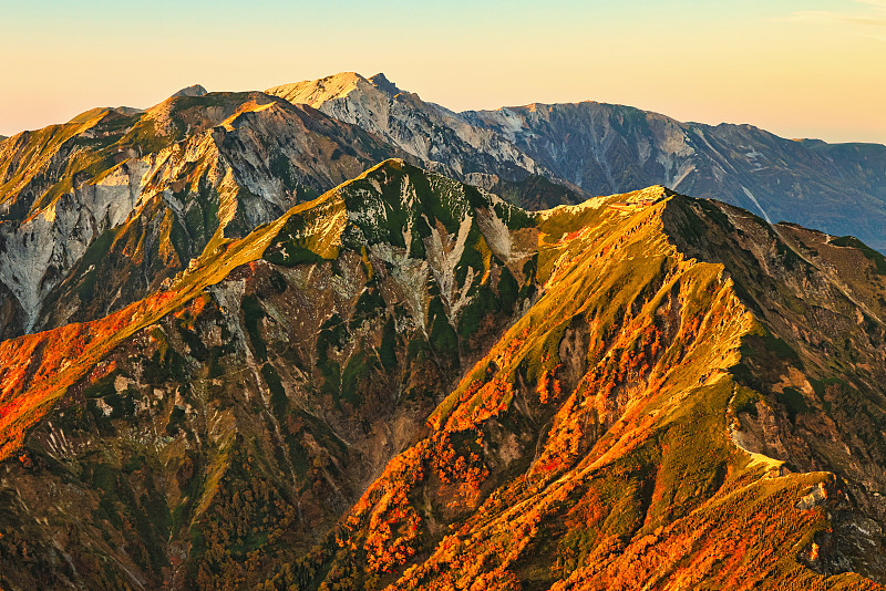 北阿尔卑斯山脉日落时，从高龙山到雪罗玛山的山脊线