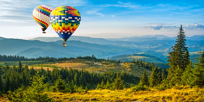 彩色的热气球飞过群山。艺术照片。美丽的世界。