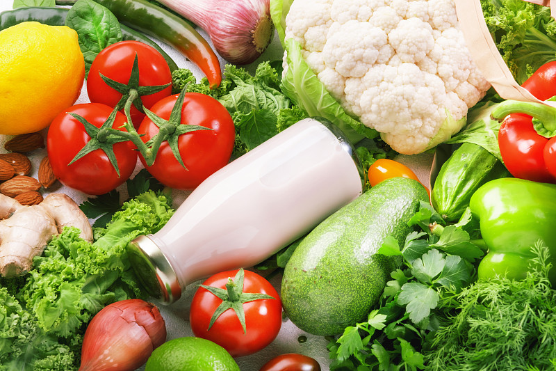 健康的素食，蔬菜和水果在白色的背景。购物食品、超市、杂货和清洁饮食的概念