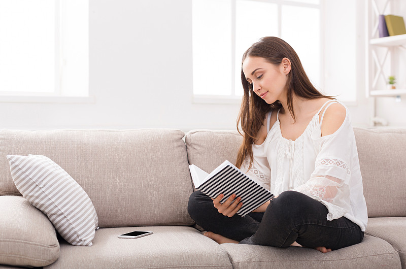 年轻女子在读她的笔记