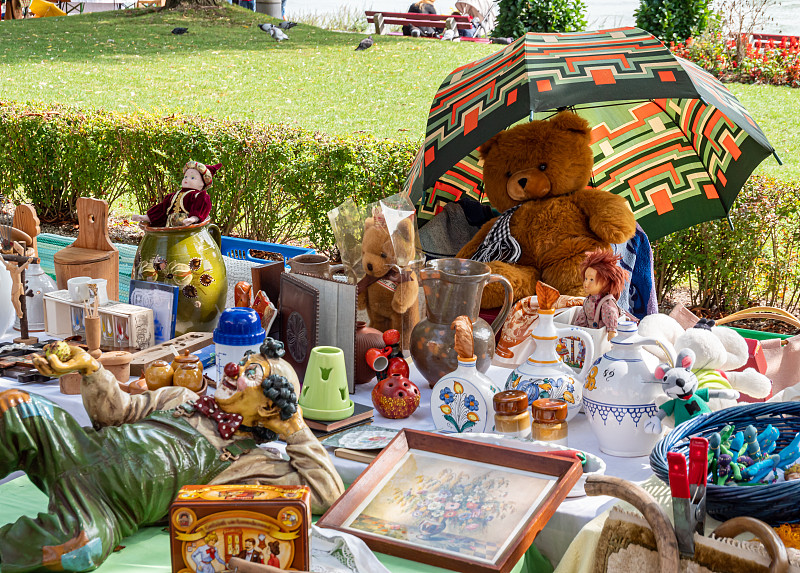 以跳蚤市场为背景