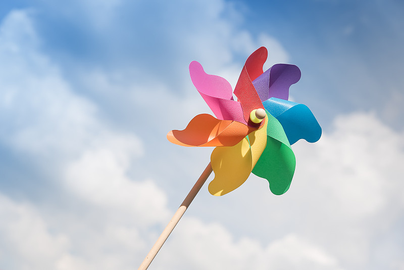 彩色的纸风车的背景。