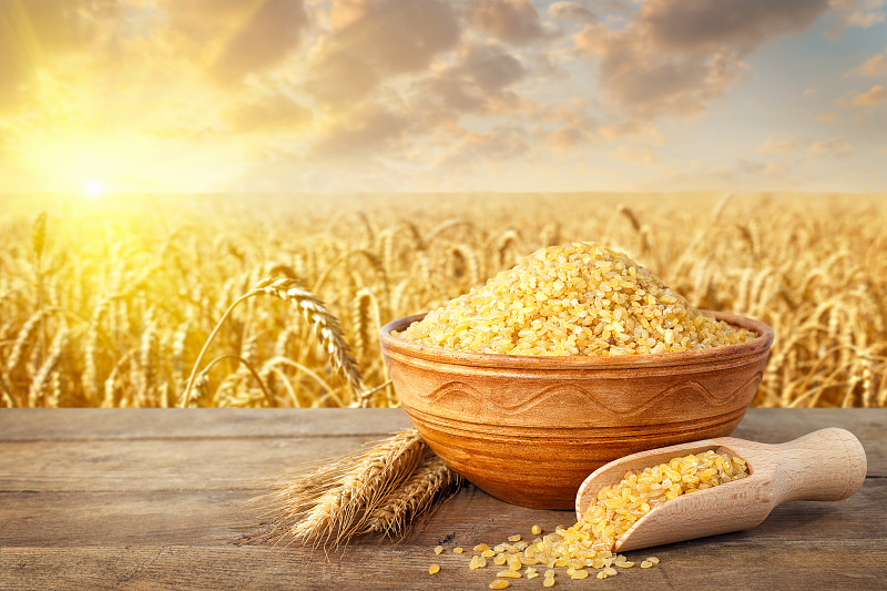 碾碎的碗与田野的背景