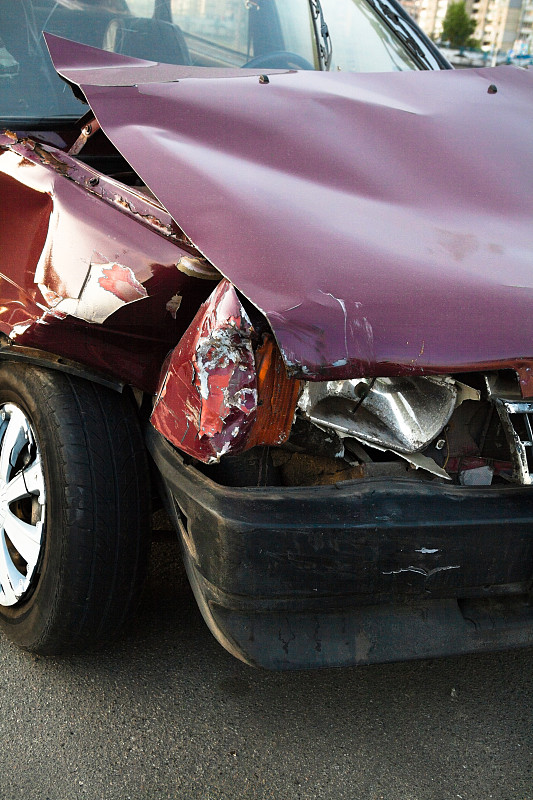 车祸后损坏的汽车