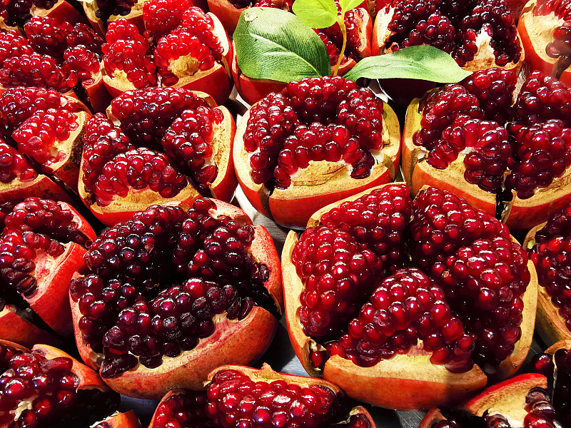 石榴果实。鲜果石榴背景。前视图。