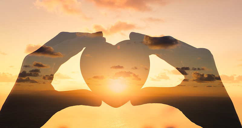 手牵着心对着夕阳