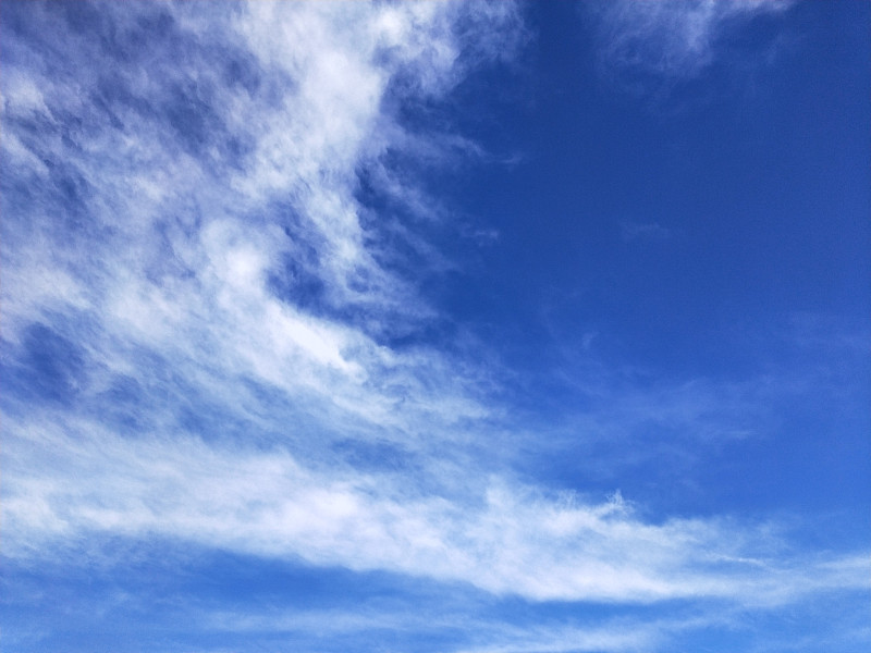 蔚蓝色的天空中出现了富有创意的白云。