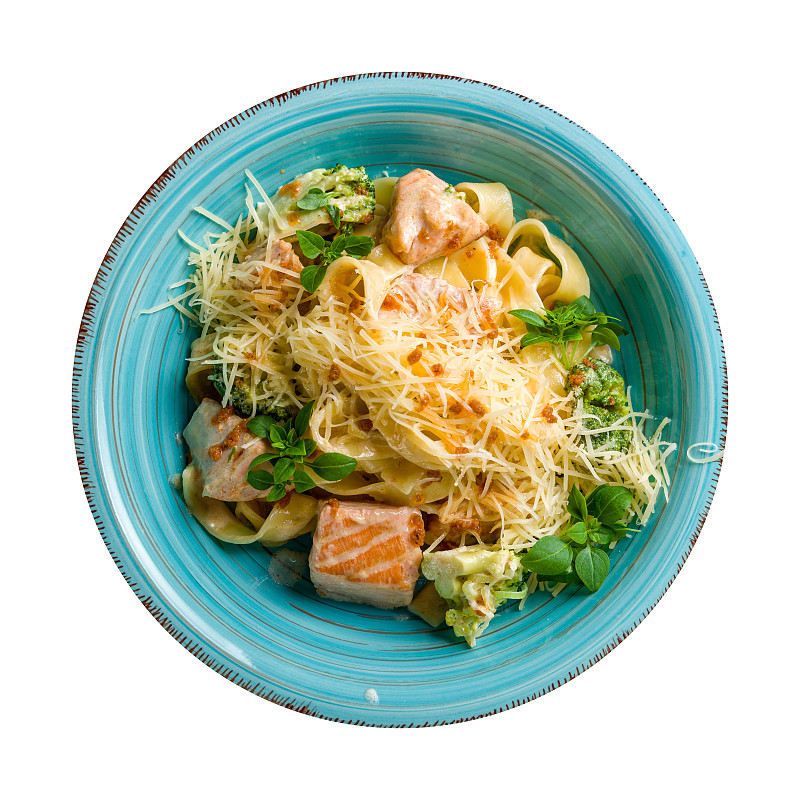 意大利宽面条配鲑鱼和帕尔马干酪，白色背景