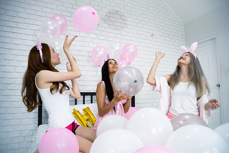 性感女孩的生日派对在卧室。