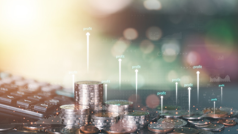 一堆硬币放在桌子上，图标代表成功和利润，业务增长，发展进步的概念财务业绩和投资，基金增长和储蓄