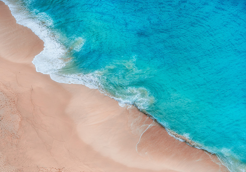 蓝色的海浪拍打着海滩