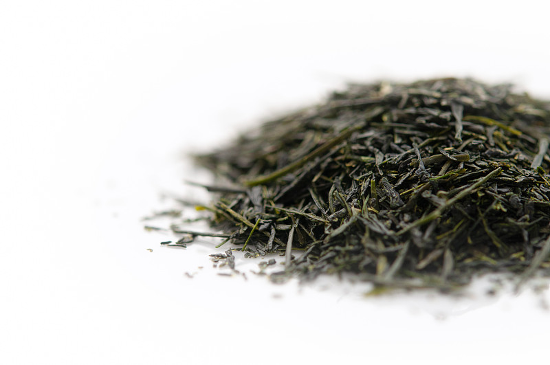 一个特写图像的日本绿茶在白色的背景与复制空间。