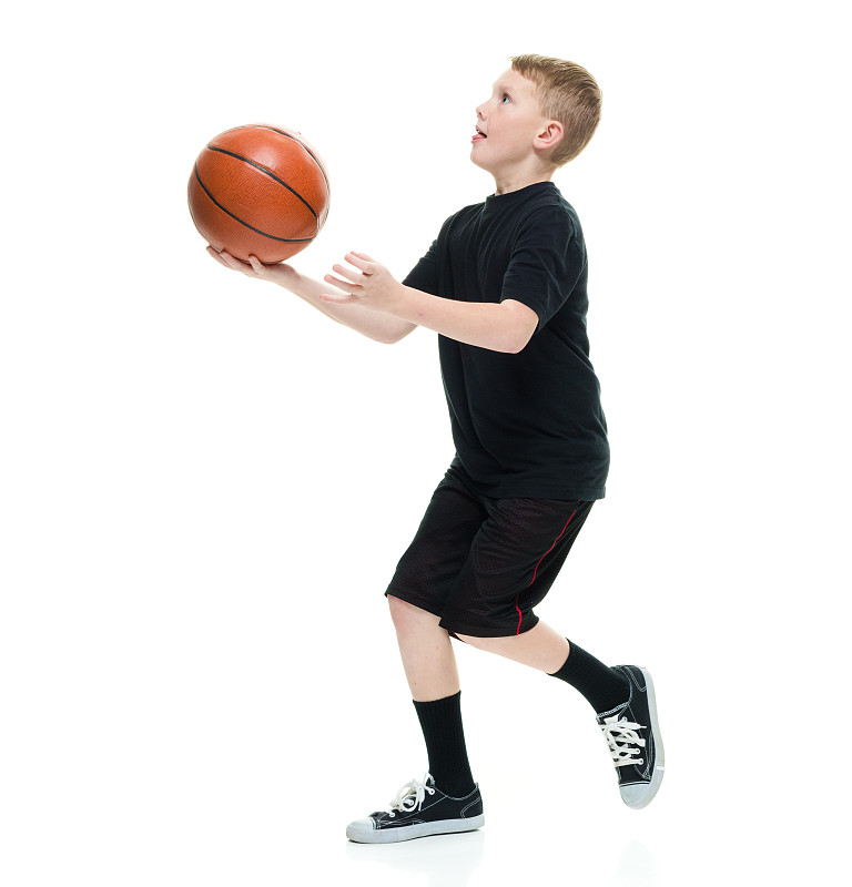 8岁的男孩拿着篮球