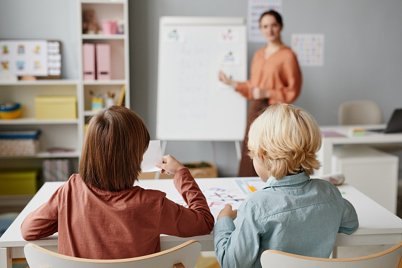 坐在教室里的孩子们