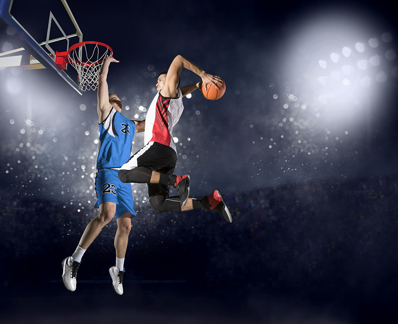 两个篮球运动员在竞技场上。吃火锅