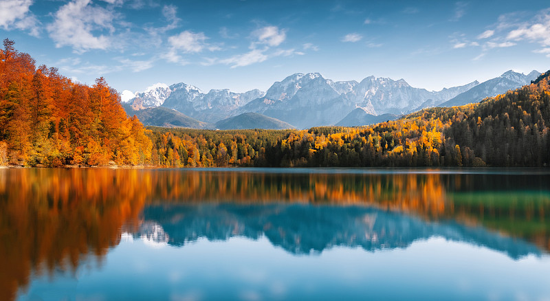 美丽的童话景观背景大山脉