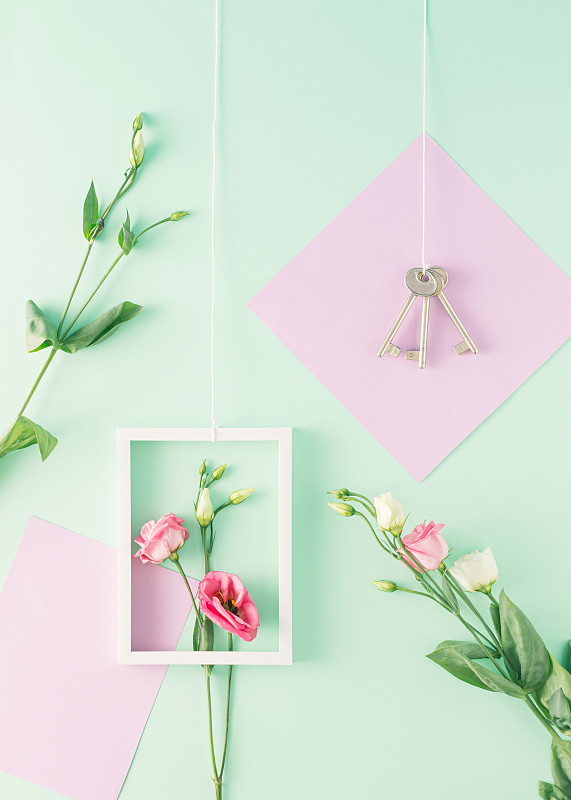 创意柔和的春天安排框架，桔梗花和钥匙上的绿色背景。最小平面布局概念。