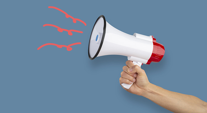 公告。手拿着扩音器。