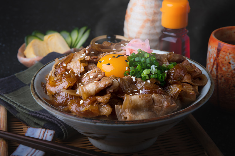 日式炖肉饭。