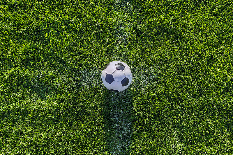 传统的足球在足球场上