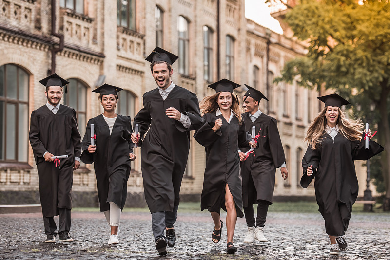 快乐的年轻校友