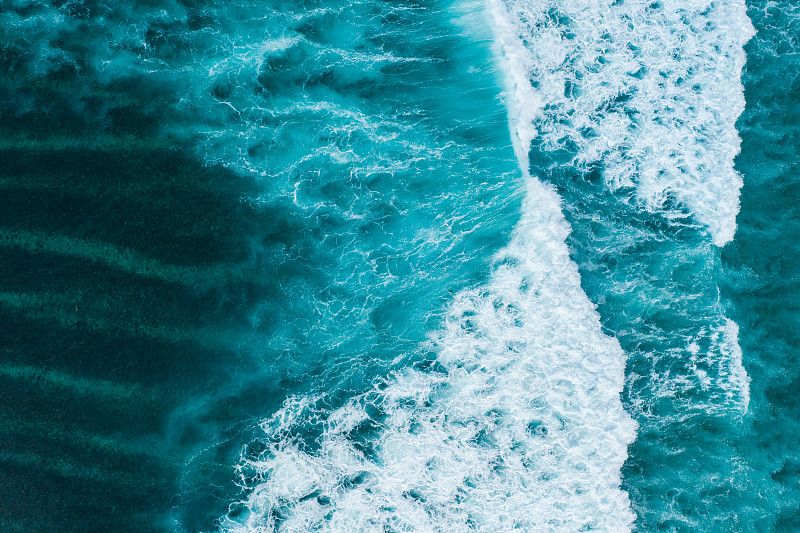 巨浪撞击珊瑚礁。从以上观点。