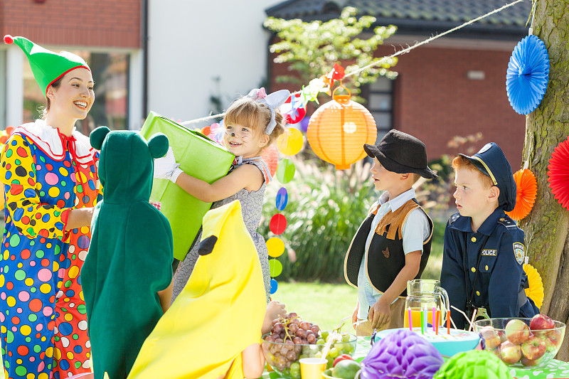 孩子们在化妆派对上