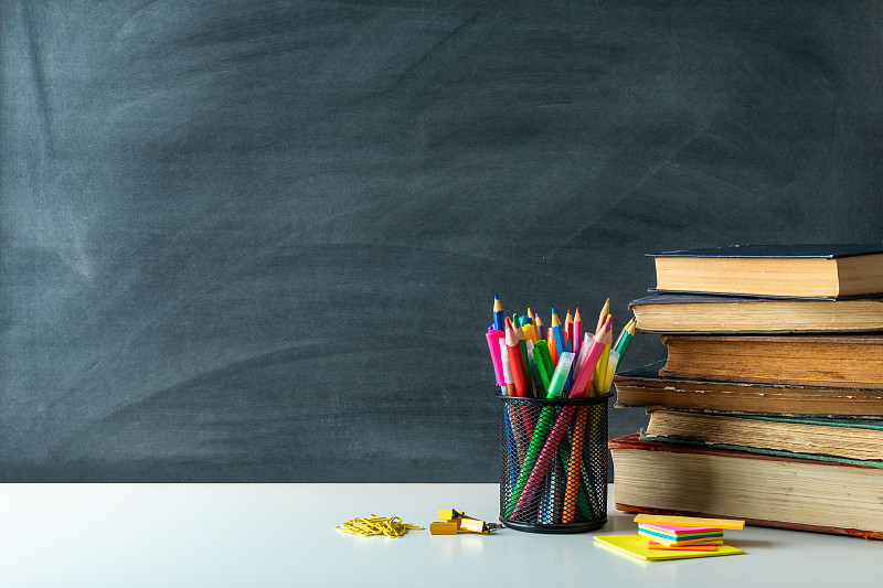 一堆带铅笔的书