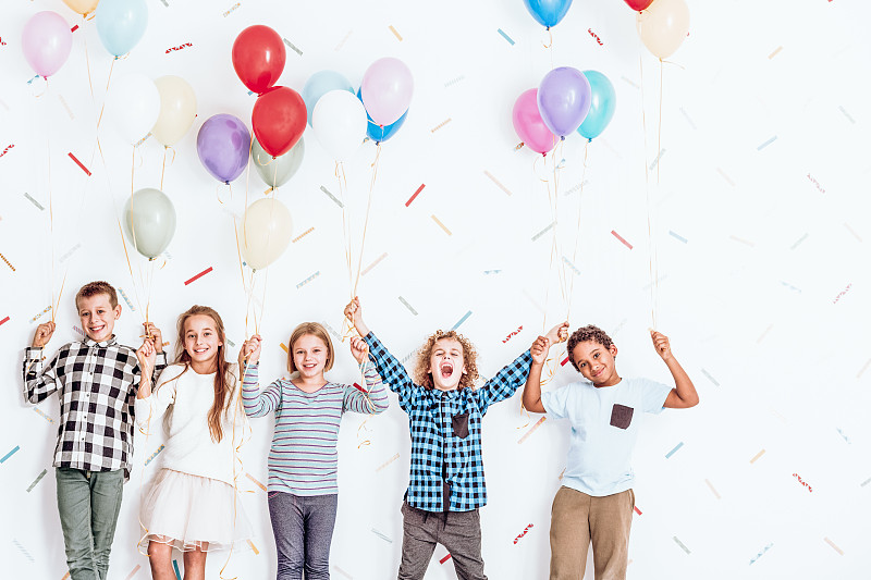 孩子们手里拿着气球