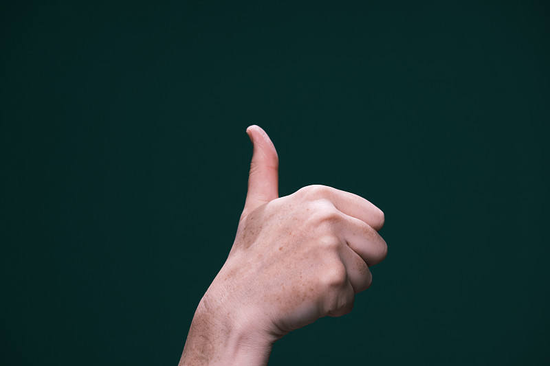 竖起大拇指的手势