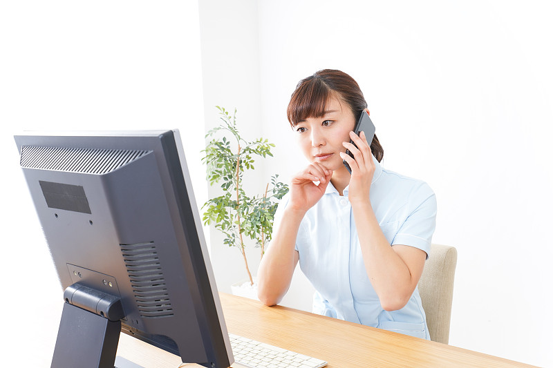 年轻护士在办公室工作