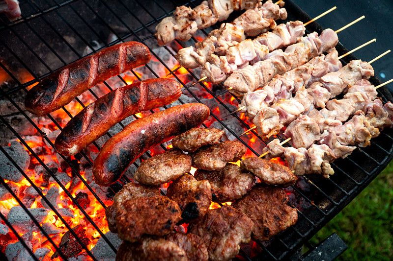 香肠，肉丸，烤鸡肉